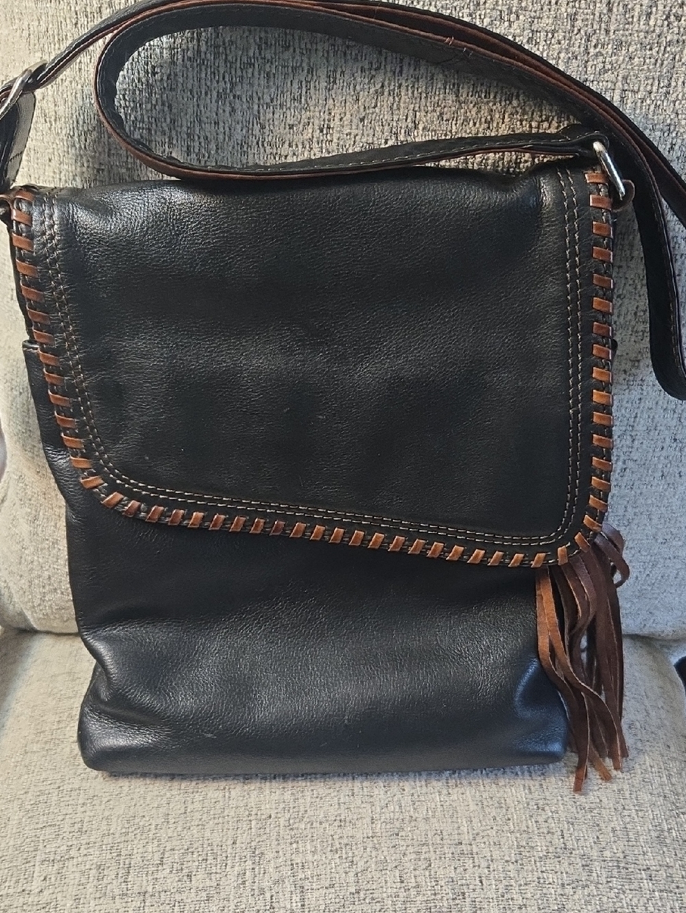 New YORK Leather Crossbody Bag with Whipstitched Contrasting Brown Trim 10 X 12"